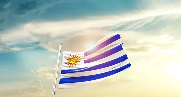 Uruguay Zwaaiende Vlag Prachtige Hemel Met Zon — Stockfoto