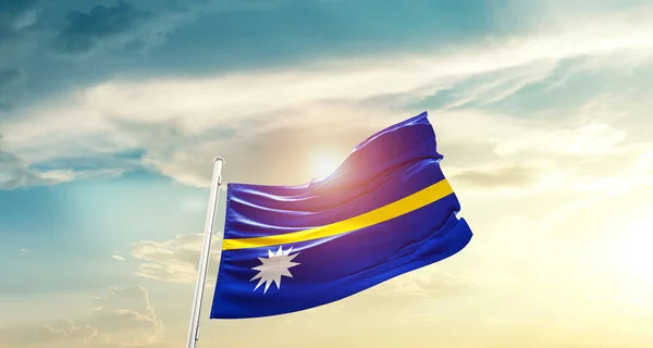Nauru Lobogtatja Zászlót Gyönyörű Égen Nap — Stock Fotó