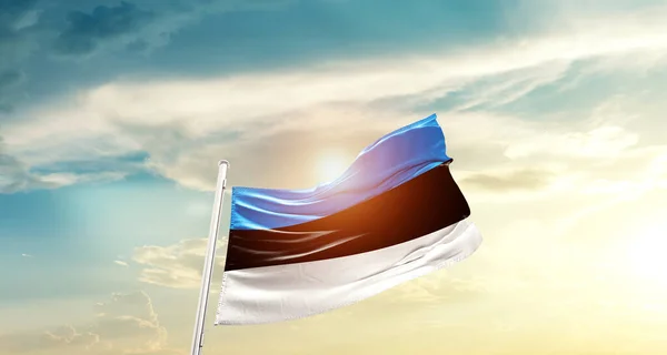 Észtország Lengetve Zászló Gyönyörű Égen Nap — Stock Fotó