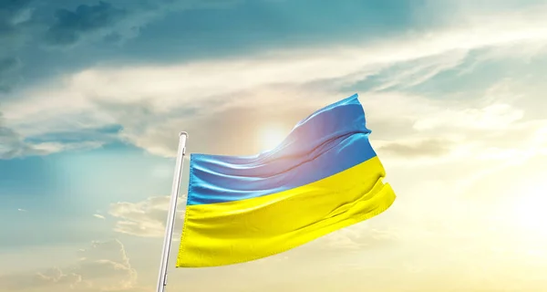 Украина Размахивает Флагом Красивом Небе Солнцем — стоковое фото