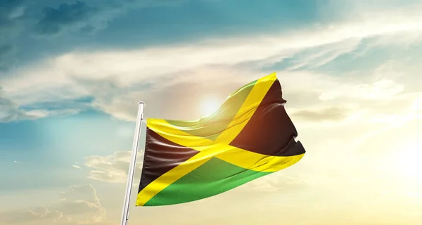 Jamaïque Agitant Drapeau Dans Beau Ciel Avec Soleil — Photo