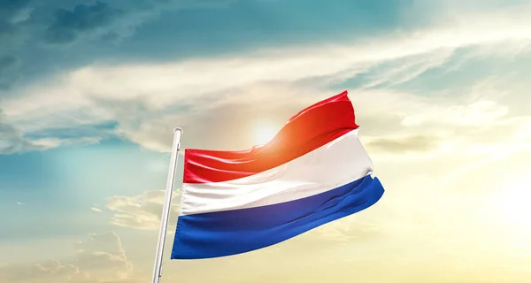 荷兰在阳光灿烂的天空中飘扬着国旗 — 图库照片