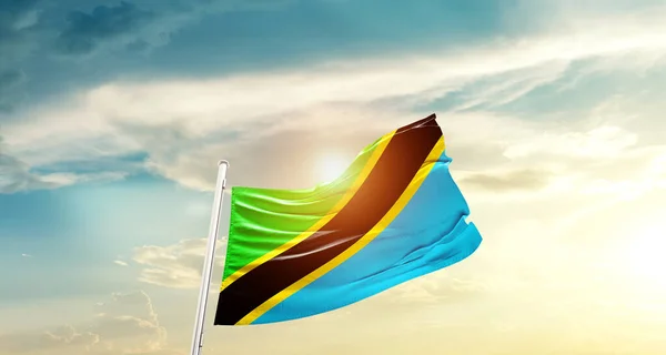 坦桑尼亚在阳光灿烂的天空中飘扬着国旗 — 图库照片