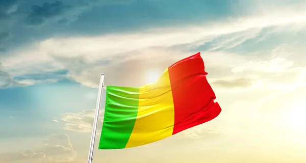 Mali Viftar Flagga Vacker Himmel Med Sol — Stockfoto