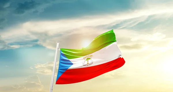 Guiné Equatorial Acenando Bandeira Céu Bonito Com Sol — Fotografia de Stock
