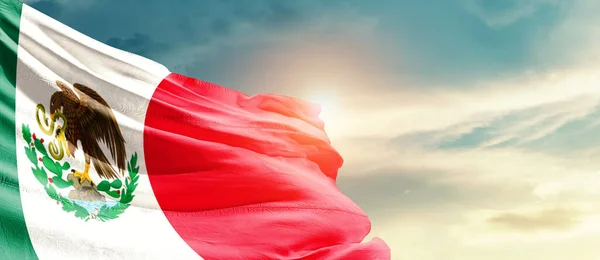 Mexikó Lengetve Zászló Gyönyörű Égen Nap — Stock Fotó