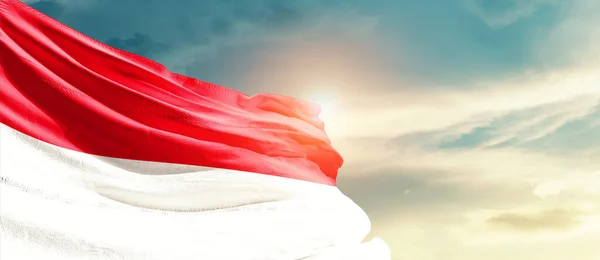 Monaco Melambaikan Bendera Langit Yang Indah Dengan Matahari — Stok Foto