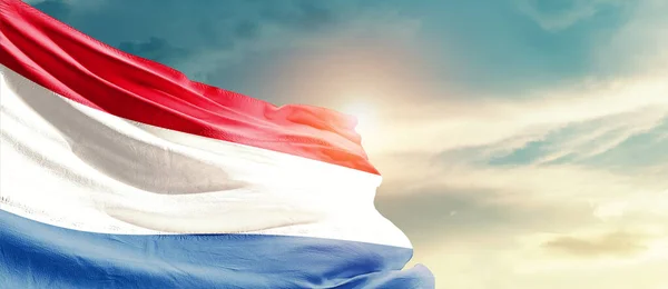 荷兰在阳光灿烂的天空中飘扬着国旗 — 图库照片