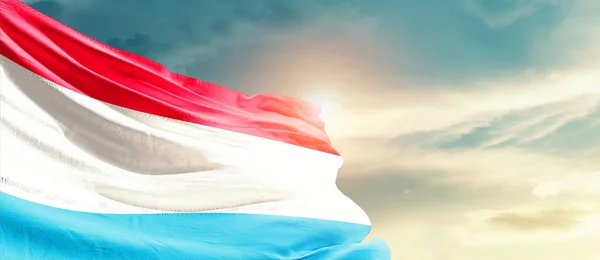 Люксембург Махає Прапором Прекрасному Небі Сонцем — стокове фото