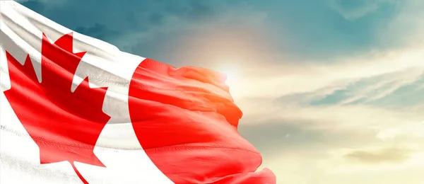 Kanada Schwenkt Flagge Schönen Himmel Mit Sonne — Stockfoto