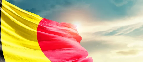 Belgien Viftar Flagga Vacker Himmel Med Sol — Stockfoto