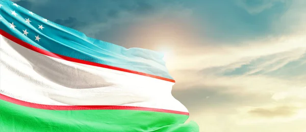 Uzbekistán Ondeando Bandera Hermoso Cielo Con Sol — Foto de Stock