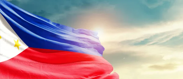Филиппины Размахивают Флагом Красивом Небе Солнцем — стоковое фото