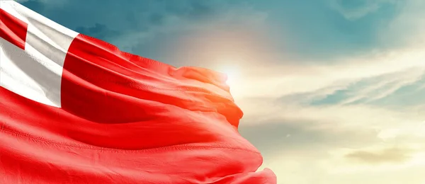 Tonga Waving Flag Beautiful Sky Sun — Zdjęcie stockowe