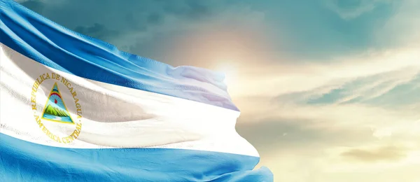 ニカラグアは太陽と美しい空に旗を振って — ストック写真