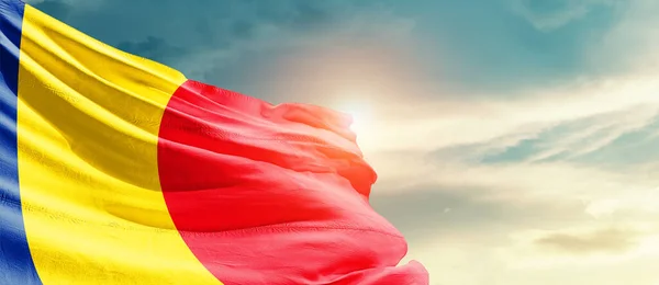 Rumänien Viftar Flagga Vacker Himmel Med Sol — Stockfoto