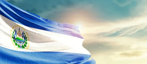 Сальвадор Размахивая Флагом Красивом Небе Солнцем — стоковое фото