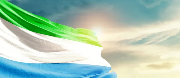 塞拉利昂在阳光灿烂的天空中飘扬着国旗 — 图库照片