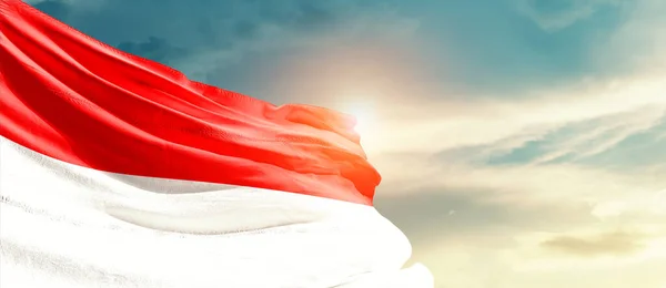 Indonesië Zwaaiende Vlag Prachtige Lucht Met Zon — Stockfoto