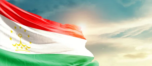 Tadzjikistan Viftar Flagga Vacker Himmel Med Sol — Stockfoto