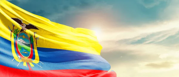 Ecuador Sventola Bandiera Nel Bel Cielo Con Sole — Foto Stock