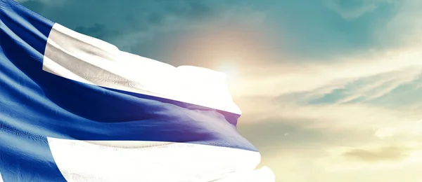 Finlândia Acenando Bandeira Céu Bonito Com Sol — Fotografia de Stock
