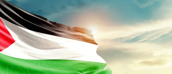 在阳光灿烂的天空中飘扬着巴勒斯坦国旗 — 图库照片