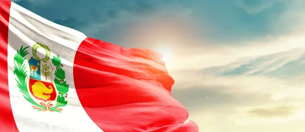 Перу Размахивая Флагом Красивом Небе Солнцем — стоковое фото