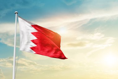 Bahreyn, güneşli güzel gökyüzünde bayrak sallıyor