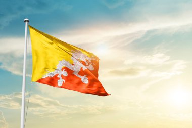 Bhutan güneşli güzel gökyüzünde bayrak sallıyor