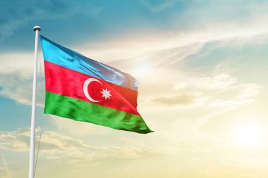 Azerbaycan güneşli güzel gökyüzünde bayrak sallıyor