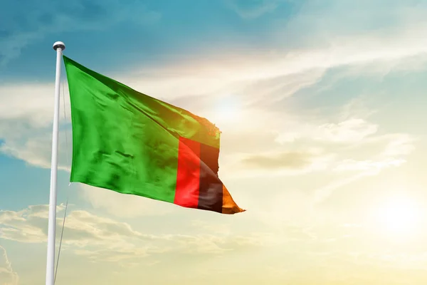 Zambia Viftar Flagga Vacker Himmel Med Sol — Stockfoto