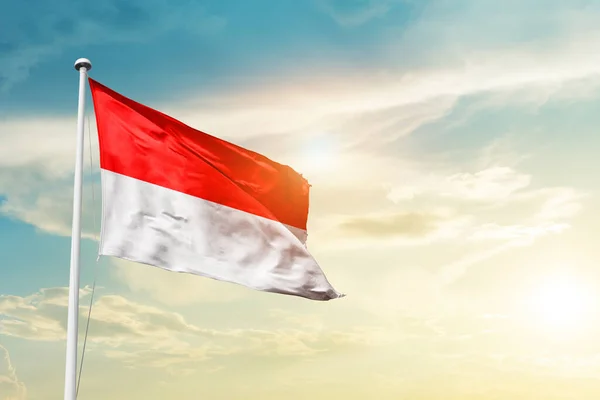 Indonesia Ondeando Bandera Hermoso Cielo Con Sol —  Fotos de Stock