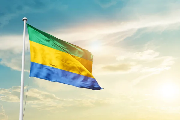 Gabon Viftar Flagga Vacker Himmel Med Sol — Stockfoto