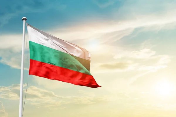 Болгарія Махає Прапором Прекрасному Небі Сонцем — стокове фото