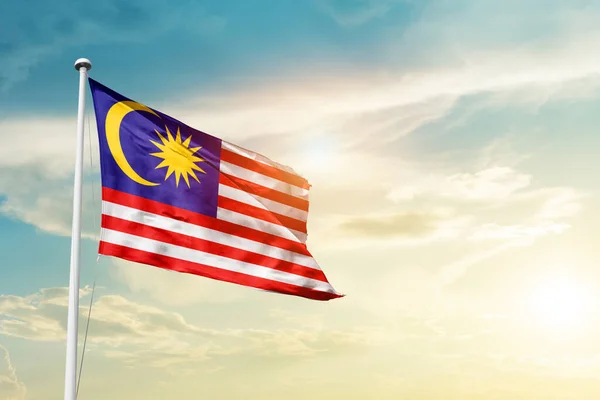 Malaysia Viftar Flagga Vacker Himmel Med Sol — Stockfoto