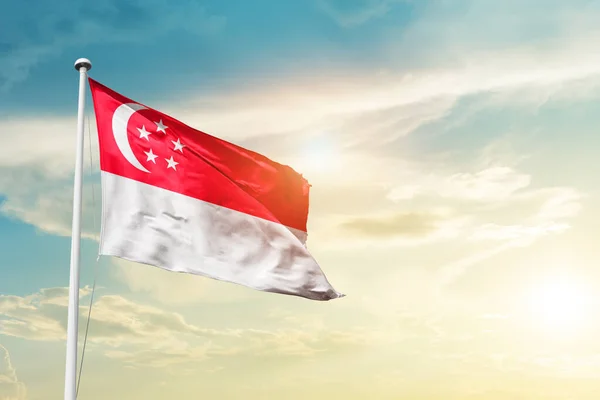 Singapore Viftar Flagga Vacker Himmel Med Sol — Stockfoto