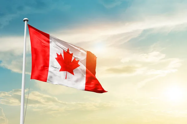 Drapeau Canada Agitant Dans Ciel Magnifique Avec Soleil — Photo