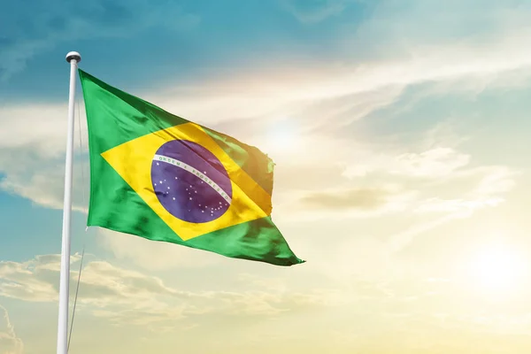Brazylia Macha Flagą Pięknym Niebie Słońcem — Zdjęcie stockowe