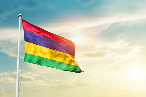 Mauritius Viftande Flagga Vacker Himmel Med Sol — Stockfoto
