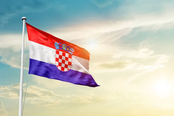 Κροατία Κυματίζει Σημαία Στον Όμορφο Ουρανό Ήλιο — Φωτογραφία Αρχείου