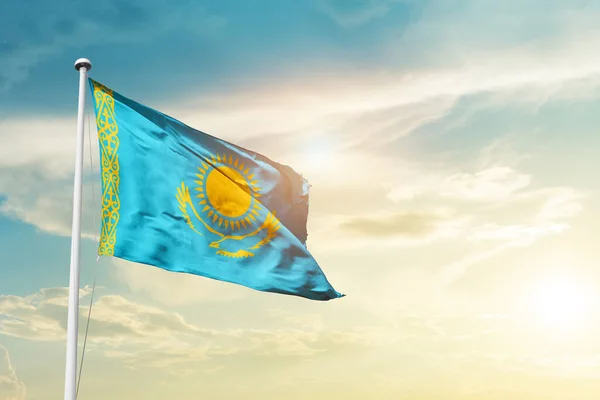 Kazakistan Güneşli Güzel Gökyüzünde Bayrak Sallıyor — Stok fotoğraf