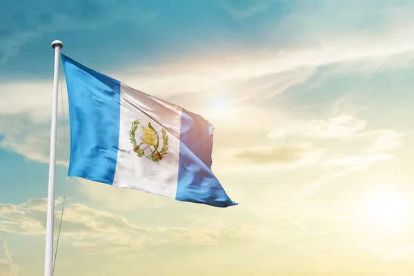 Guatemala Sventola Bandiera Nel Bel Cielo Con Sole — Foto Stock