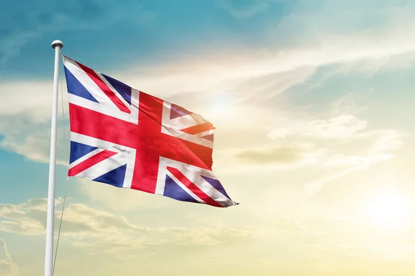 Reino Unido Acenando Bandeira Céu Bonito Com Sol — Fotografia de Stock