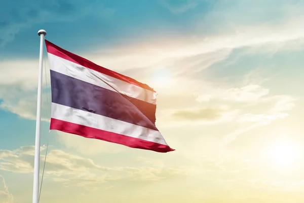 Tailândia Acenando Bandeira Céu Bonito Com Sol — Fotografia de Stock