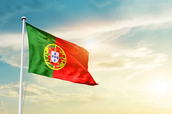 Португалия Размахивает Флагом Красивом Небе Солнцем — стоковое фото