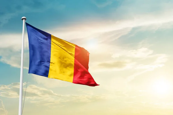 Rumania Ondeando Bandera Hermoso Cielo Con Sol —  Fotos de Stock