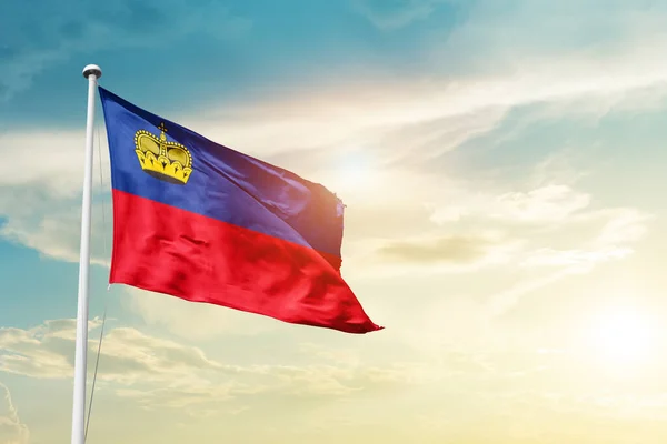 Liechtenstein Acenando Bandeira Céu Bonito Com Sol — Fotografia de Stock