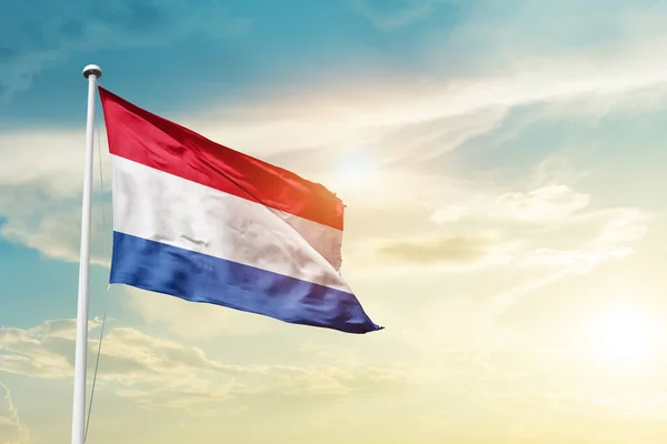 네덜란드 아름다운 하늘에서 깃발을 흔들다 — 스톡 사진