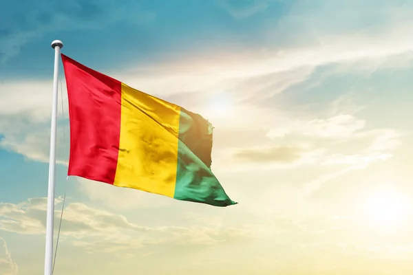 Guinea Viftar Flagga Vacker Himmel Med Sol — Stockfoto
